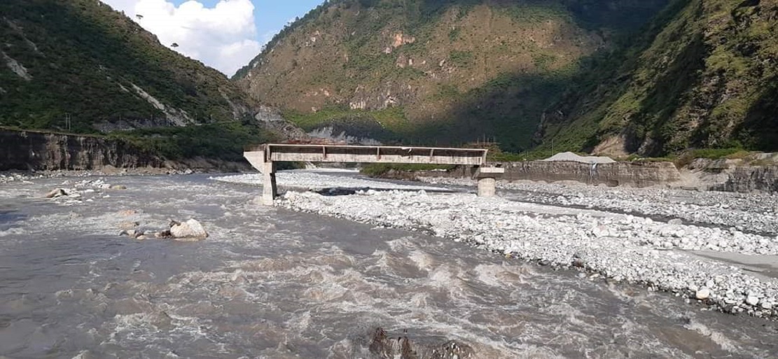 बेमौसमी वर्षाका कारण जोखिममा पुल: कतै पुरिँदै, कतै बीच नदीमा